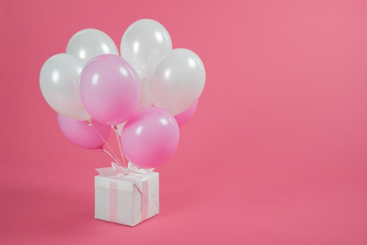 <a href="https://create.vista.com/unlimited/stock-photos/202334692/stock-photo-gift-box-balloons-pink-background/">Photo Gift box and balloons on pink background created by MicEnin</a>