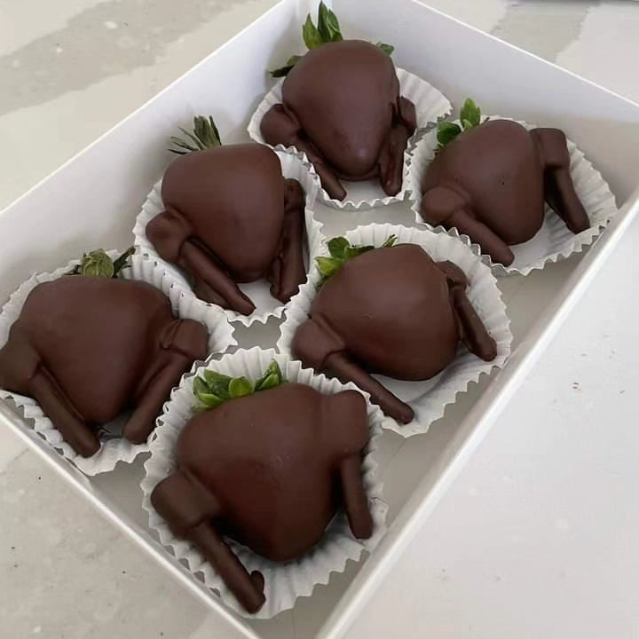 Thanksgiving Chocolate Dipped Strawberries